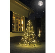 Brad împodobit cu LED-uri, cu cer înstelat și lună