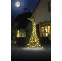 Brad de Crăciun din sârmă iluminată în grădina din fața casei noaptea