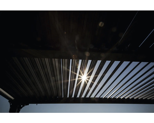 Vedere detaliată a unui acoperiș de terasă cu lamele prin care strălucește lumina soarelui