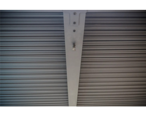 Prim-plan al unei substructuri metalice cu suporturi orizontale