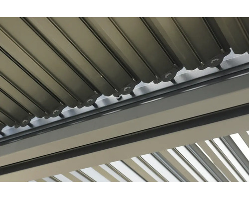 Vedere detaliată a unei pergole cu lamele cu lamele reglabile pentru controlul luminii și umbrei