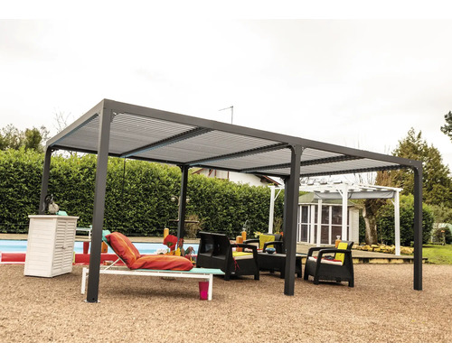 Scenă cu o pergolă din aluminiu și mobilier de grădină