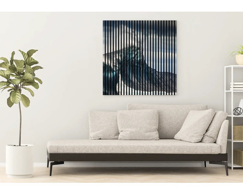 Decor de living cu canapea și tablou de perete cu motiv de valuri