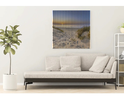 Artă decorativă de perete cu motiv de plajă deasupra unei canapele