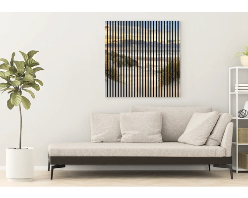 Sufragerie cu pat de zi și tablou mural cu motiv de plajă și dungi verticale.