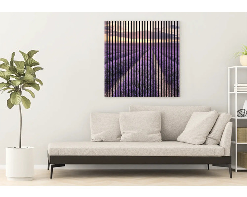 Imagine decorativă de perete cu câmp de lavandă și linii verticale deasupra unei canapele într-o sufragerie.