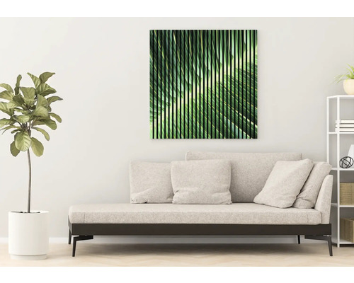 Living cu canapea, raft și tablou de perete cu motiv floral