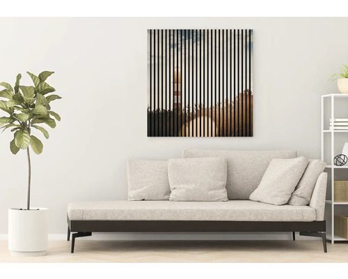 Tablou decorativ de perete cu motiv far deasupra canapelei în camera de zi