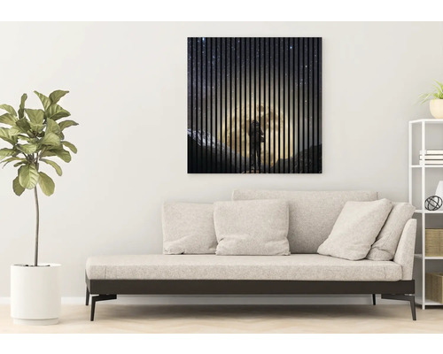 Living cu canapea și decorațiune murală cu cer înstelat