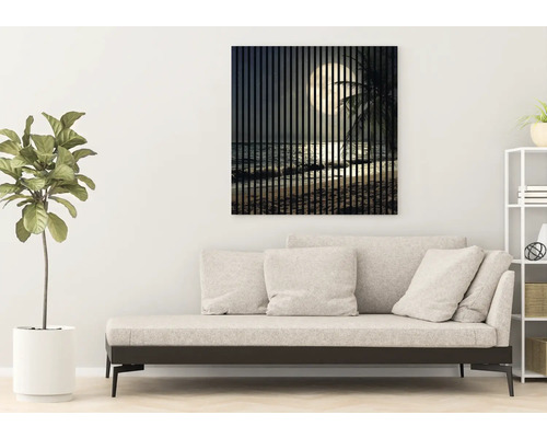 Cameră de zi cu canapea și pictură murală cu motiv de plajă pe timp de noapte