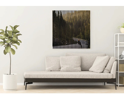 Living cu canapea și tablou de perete cu motiv forestier