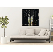 Tablou decorativ de perete cu motiv grafic deasupra unei canapele