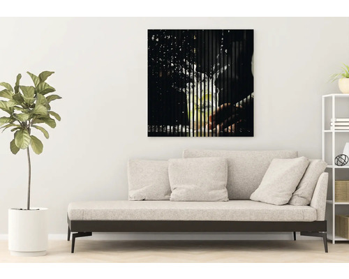 Tablou decorativ de perete cu motiv grafic deasupra unei canapele