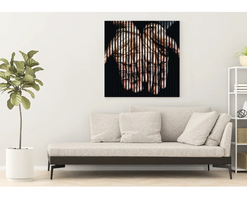 Artă decorativă de perete deasupra unei canapele într-o sufragerie