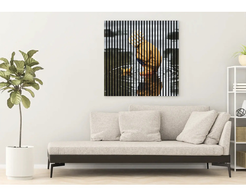 Imagine decorativă de perete cu dungi verticale deasupra unei canapele