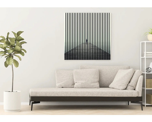 Imagine decorativă de perete cu o reprezentare abstractă în camera de zi.