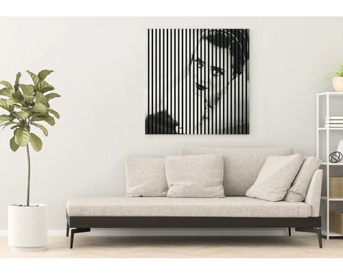 Cameră de zi cu canapea și pictură murală cu dungi verticale