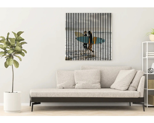 Sufragerie cu canapea și decor de perete cu tematică de surf