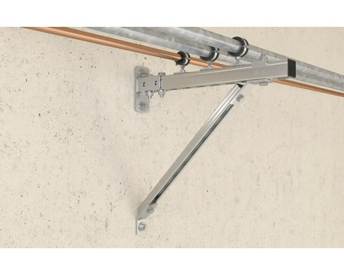 Fixare țeavă montată pe un perete.