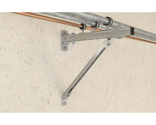 Suport de țeavă pe un perete cu țevi.