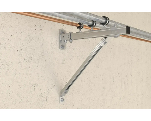 Suport metalic pentru țevi fixat pe perete cu țevi