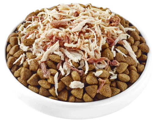 Mâncare pentru câini cu bucăți de carne într-un castron