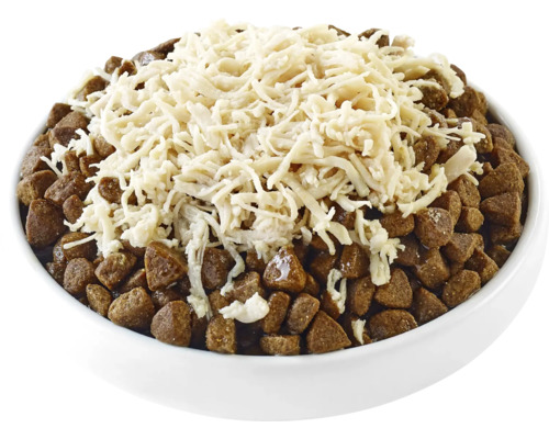 Hrană pentru câini cu carne de pasăre într-un castron alb