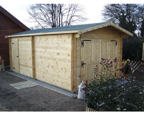 Garaj din lemn cu uși duble și o ușă laterală