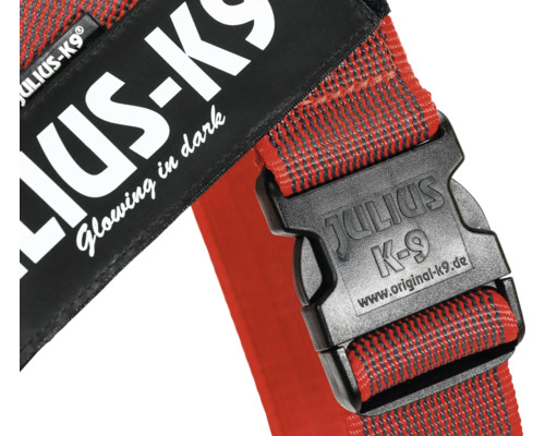 Vizualizare detaliată a unui ham pentru câini Julius K-9 cu logo și închidere