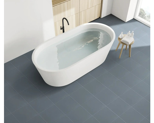 Baie luminoasă cu cadă de baie independentă, robinet și gresie