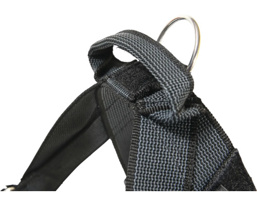 Vizualizare detaliată a unui ham negru pentru câini cu inel metalic