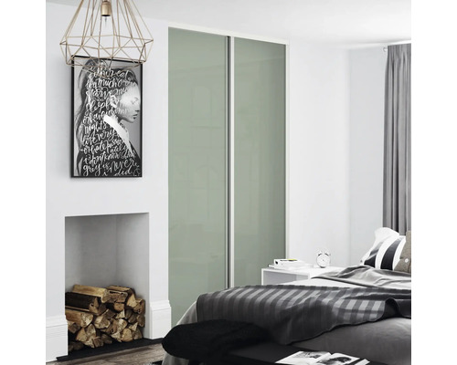 Dormitor cu dulap cu uși glisante, pat, noptieră, decorațiuni și lemne de foc