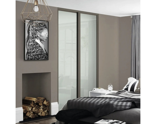 Dormitor cu dulap cu uși glisante, pat și decorațiuni pentru o atmosferă confortabilă