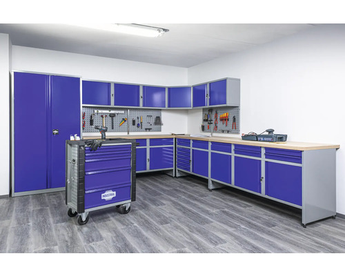 Atelier cu echipament de atelier constând dintr-un dulap de atelier, banc de lucru și cărucior pentru scule