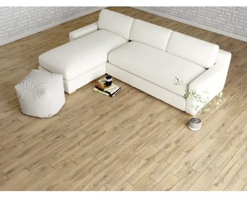 Cameră de zi cu canapea de colț, taburet și podea din lemn