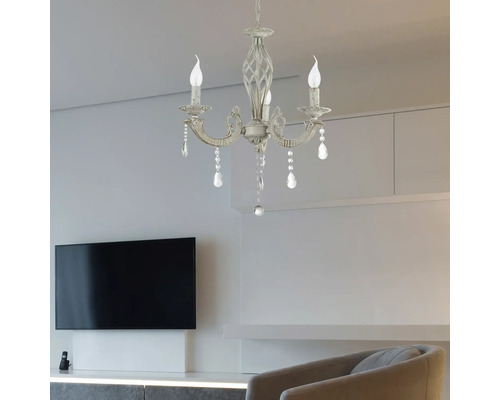 Lustr tip candelabru cu pandantive de cristal într-o sufragerie.