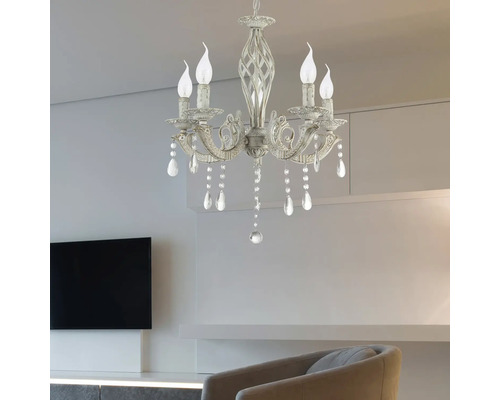 Candelabru cu pandantive de cristal și cinci lumini în camera de zi