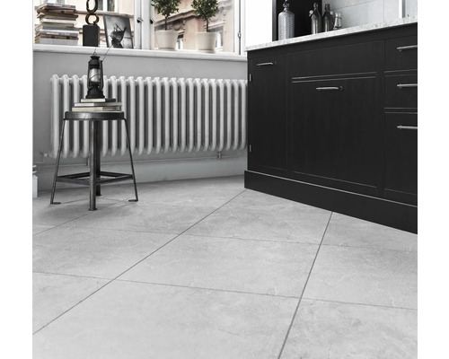 Gresie de bucătărie deschisă la culoare cu dulapuri de bucătărie închise la culoare, calorifer și decorațiuni