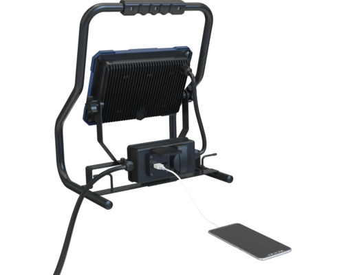 Lumină de lucru cu priză integrată și port USB pentru încărcarea dispozitivelor mobile