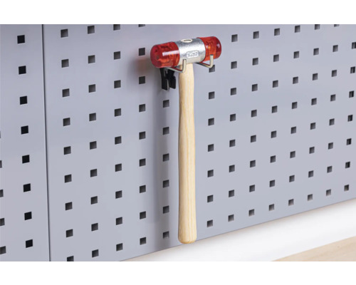 Ciocan moale cu mâner de lemn pe perete perforat