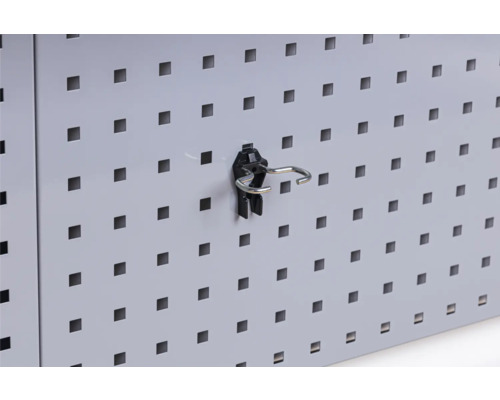 Panou perforat cu cârlige pentru agățarea sculelor