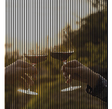 Două persoane ciocnesc pahare de vin