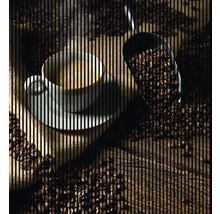 Ceașcă de cafea pe farfurioară lângă boabe de cafea și lopată