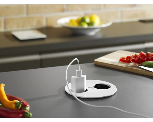 Scenă de bucătărie cu priză încastrată și încărcător USB pe un blat.