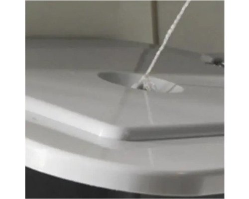 Capac din plastic cu deschidere și șnur