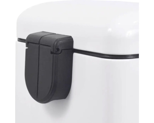 Prim-plan cu închizătoarea unui coș de gunoi