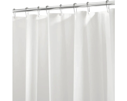 Cortină de duș albă cu inele de perdea pe o bară de duș