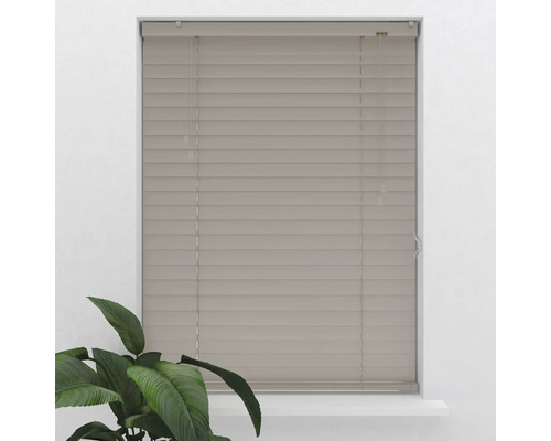 Jaluzele din lemn închise în fața unei ferestre