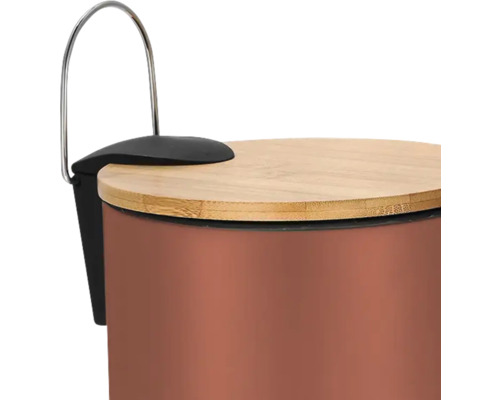 Vizualizare detaliată a unei pubele cu capac din bambus și elemente metalice