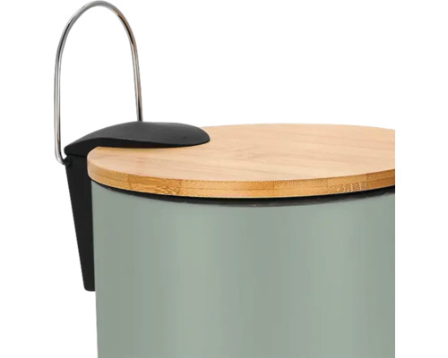 Prim-plan cu un coș de gunoi cu capac de bambus și găleată metalică